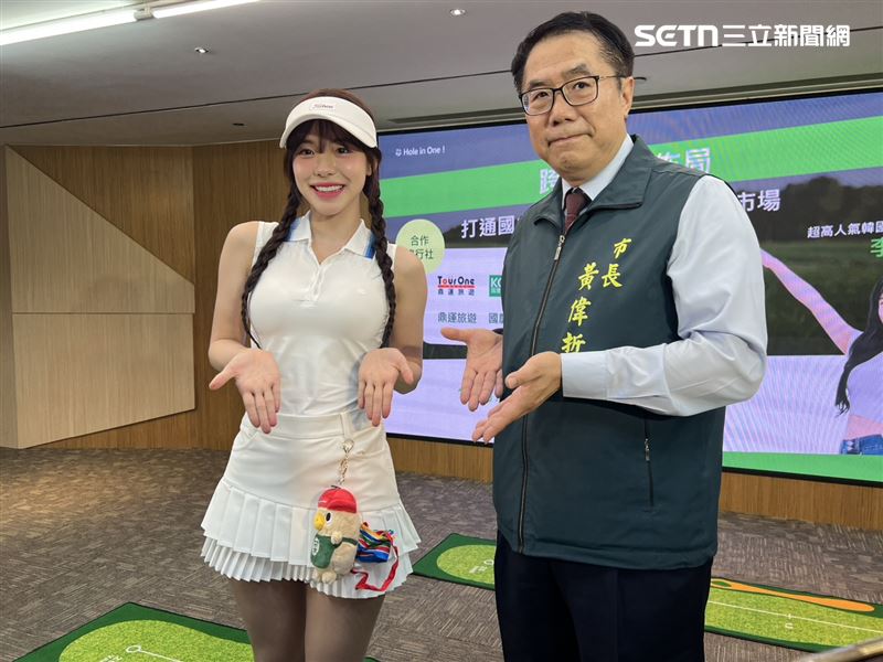 黃偉哲送上「菜奇鴨」給李多慧。（圖／記者林昱孜攝影）