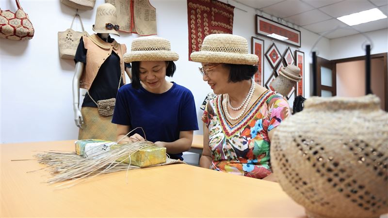 編織職類職人新秀林惠津鄭雅娟。（圖／臺中市政府提供）