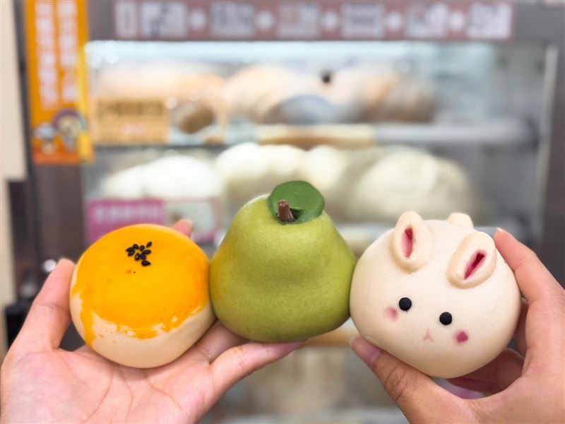 「大燒包」於7-ELEVEN設有蒸食機的門市限定販售多款現蒸美味包子，9月17日起應景推出3款「中秋節造型包(售價45元)」。（圖／品牌業者提供）