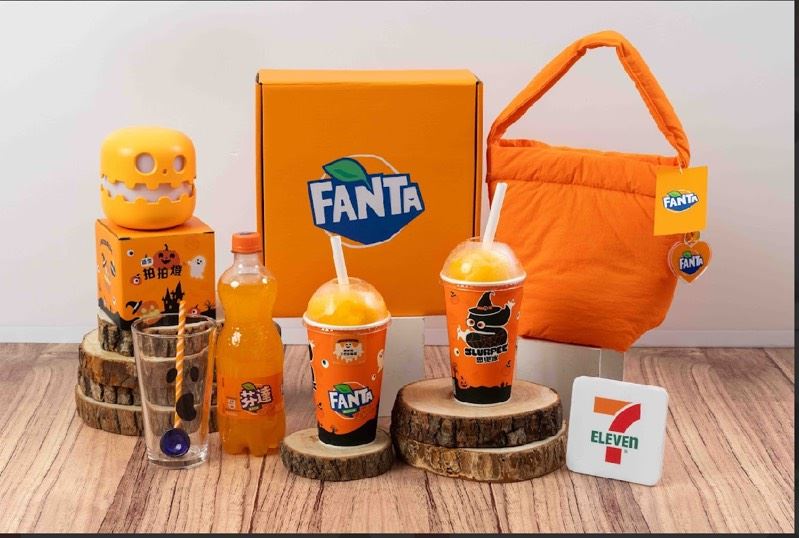 購買大杯思樂冰即可撕開杯身貼紙享有驚喜，杯杯有獎，最大獎有機會獲得一年份思樂冰! 另有2杯一元等多款思樂冰優惠、以及芬達獨家周邊好禮(搗蛋禮盒、拍拍燈)。（圖／品牌業者提供）