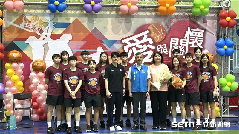 電信女籃來到苗栗三義高中，舉辦「電信女籃回娘家」活動，三義高中國中部（前三義國中）校友、現役國手徐詩涵帶領全隊一同回到她籃球夢的起點。（圖／記者蔡厚瑄攝影）