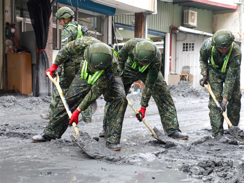 國軍投入救災工作，利用鏟子等工具清理泥水。（圖／國防部提供）