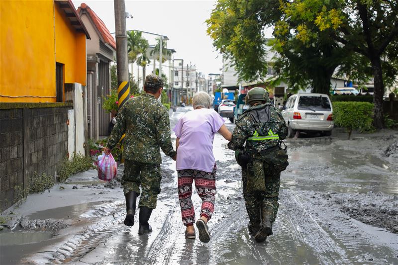 國軍弟兄協助長輩撤離家園。（圖／國防部提供）
