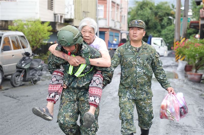國防部第2作戰區官兵協助長者撤離。（圖／國防部提供）