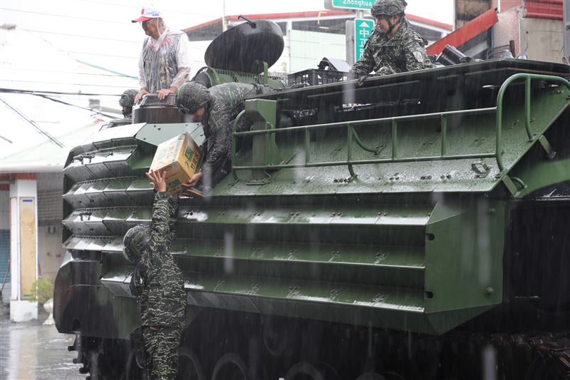 國軍出動坦克車深入災區，協助搬運物資。（圖／國防部提供）