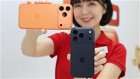 遠傳電信iPhone 17系列新機開賣（2）遠傳電信19日在台北三創資訊園區門市舉辦iPhone 17系列開賣活動，現場模特兒展示新機配色宇宙橙、藏藍。中央社記者謝佳璋攝  114年9月19日