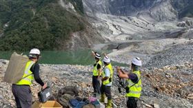 曾評估「爆破、虹吸」處理堰塞湖，卡關，農業部曝原因：位置太偏遠，評估10月自然溢流消失(圖／翻攝自馬太鞍溪堰塞湖監測紀實網站)