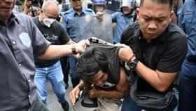 菲律賓馬尼拉21日爆發大規模抗爭，抗議防洪工程弊案。（圖／翻攝自X平台 @eNCA）