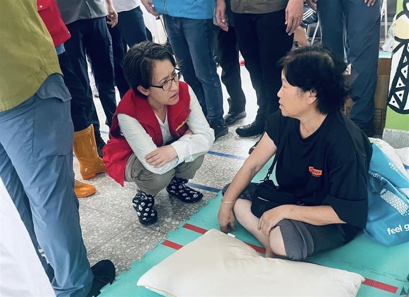 副總統蕭美琴前往花蓮勘災，聆聽災民需求。（圖／翻攝自蕭美琴臉書）