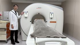 醫學中心主任張程光說明LDCT低輻射劑量電腦斷層掃描的AI操作。（圖／中心醫院「高階醫學影像中心」提供）