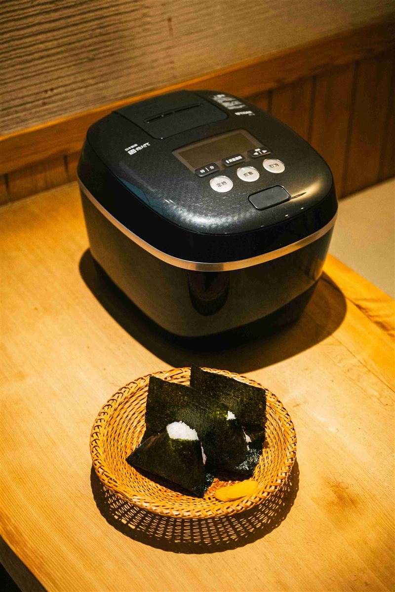日本虎牌【日本板前飯糰快閃廚房】廚藝教室，宿六主廚三浦洋介將親授如何把白米煮好、把飯糰包好，並可免費吃2款台灣限定風味飯糰。（圖／品牌業者提供）
