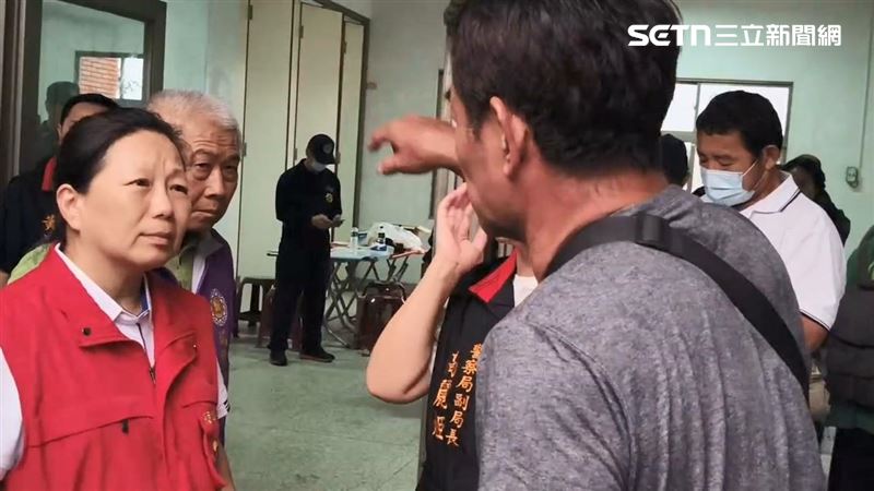 花蓮縣長徐榛蔚前往殯儀館慰問，遭罹難者家屬指控「完全沒通知撤離」。（圖／翻攝畫面）