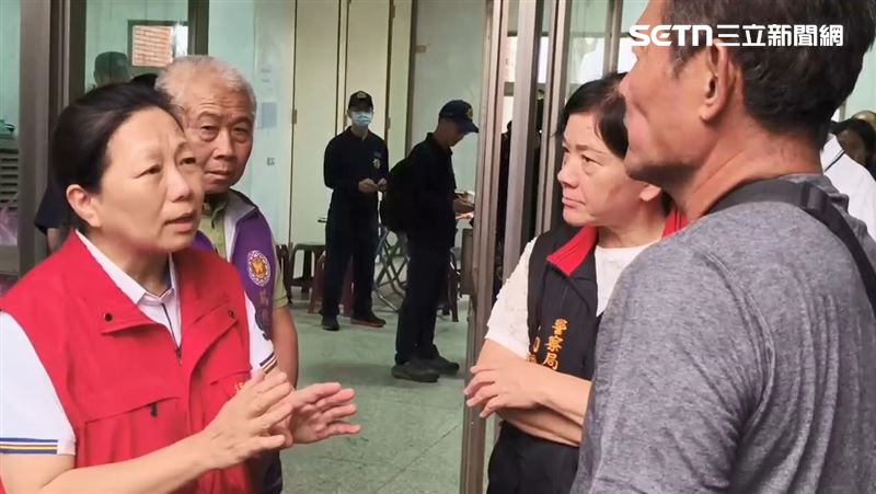 花蓮縣長徐榛蔚前往殯儀館慰問，遭罹難者家屬指控「完全沒通知撤離」。（圖／翻攝畫面）