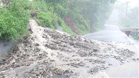 台東海端霧鹿村、利稻村9/24停班停課台東縣政府23日宣布，受颱風樺加沙影響，南橫公路路基不穩、落石不斷，海端鄉霧鹿村、利稻村24日停止上班上課。圖為南橫公路188公里處23日出現土石流阻交通，目前已排除。中央社記者盧太城台東攝  114年9月23日