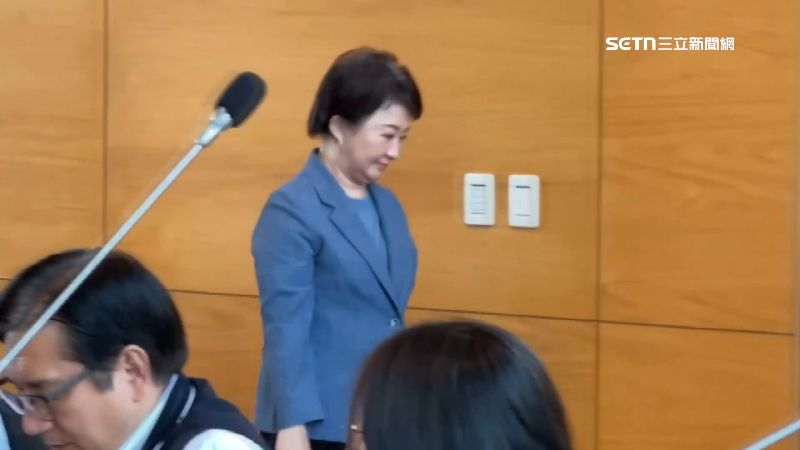 台中市市長盧秀燕趁亂退場