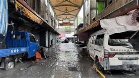 馬太鞍溪堰塞湖溢流　光復第一市場受創嚴重花蓮縣馬太鞍溪堰塞湖23日溢流，光復第一市場內淤泥堆積嚴重，四處也可看到車輛堆疊，滿地泥濘。中央社記者張祈攝　114年9月24日