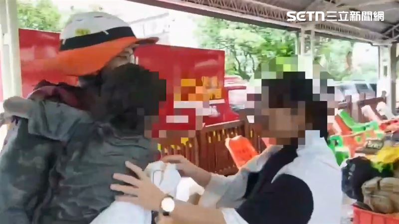 6歲女童受困屋內失聯2天，泡在泥水中獲救，與母親相擁而泣。（圖／翻攝畫面）