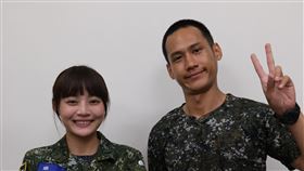 雲朵班長（左）與阿夫分享軍中必備小物（圖／台視提供）