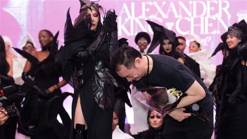 成功舉辦完時尚秀，設計師陳科維不禁感動落淚團隊上下的付出（前），姊姊陳星伊也與有榮焉（中後）。(圖／ALEXANDER KING CHEN提供）