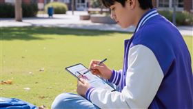 Lenovo Idea Tab Plus配備12.1吋、2.5K顯示器，具備96% DCI-P3色域和800尼特亮度，即使在戶外也能呈現生動銳利的影像。