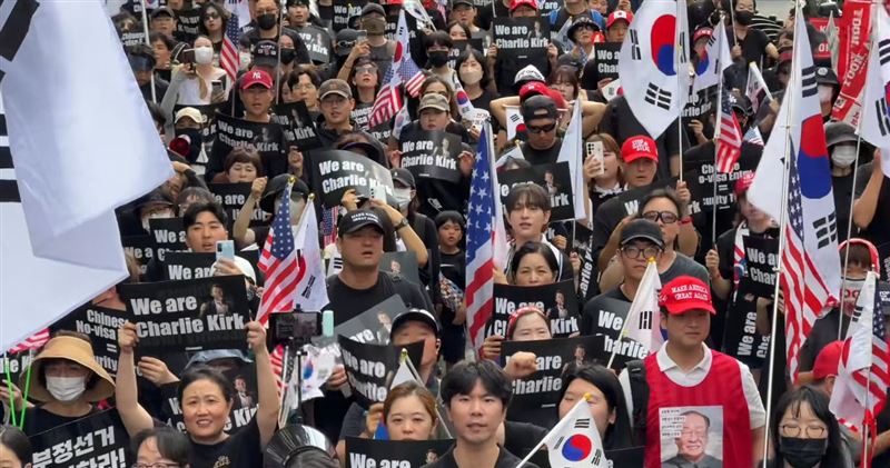 南韓右翼組織與民眾本月上街支持尹錫悅與悼念柯克。（圖／翻攝自X平台 @VelvetMirae）