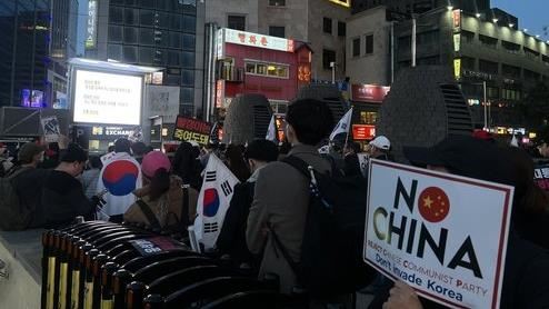 首爾本月頻繁出現反中遊行，示威者與遊客曾多次起衝突。（圖／翻攝自X平台 @HafsahD19）