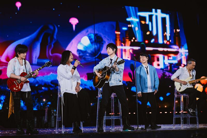 長沙歌迷要求復刻回憶，阿信（中）彈吉他、瑪莎（左2）變主唱。（圖／相信音樂提供）