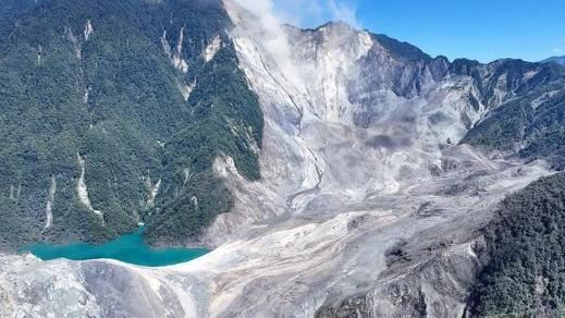 堰塞湖23日溢流並沖斷馬太鞍溪橋，洪水吞噬光復。（圖／翻攝自馬太鞍溪堰塞湖監測紀實網站）