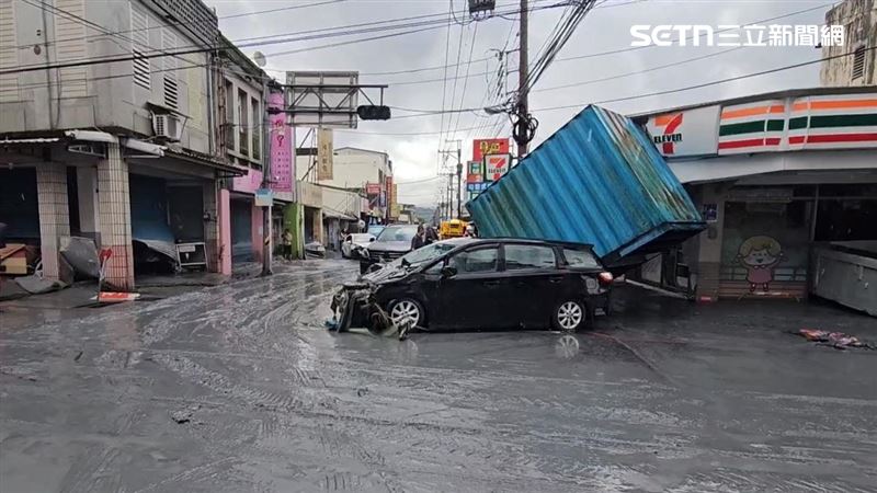 馬太鞍溪堰塞湖溢流，重創光復鄉市區，街道滿地泥濘。（圖／翻攝畫面）
