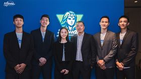 高雄海神領隊侯嘉騏、執行長李偉誠，以及球員胡瓏貿、余純安、蘇文儒、施晉堯盛裝出席。（圖／高雄全家海神提供） 