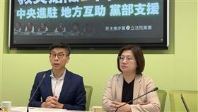 民進黨團幹事長鍾佳濱召開記者會花蓮馬太鞍溪堰塞湖23日溢流，造成光復鄉嚴重災情。民進黨立法院黨團幹事長鍾佳濱（左）、書記長陳培瑜（右）、副幹事長范雲24日在立法院召開「政治口水閃一邊；救災搶險平安第一」記者會，提出相關說明。中央社記者王揚宇攝　114年9月24日