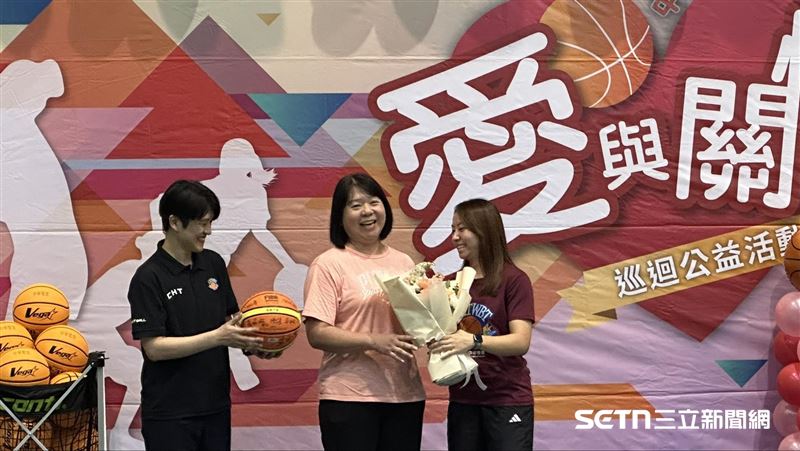 中華電信女籃後衛徐詩涵（右）回到母校參加活動，獻花給昔日籃球教練「美女」鄭卉如（中），師徒在教師節前夕歡喜團圓。（圖／記者蔡厚瑄攝影）