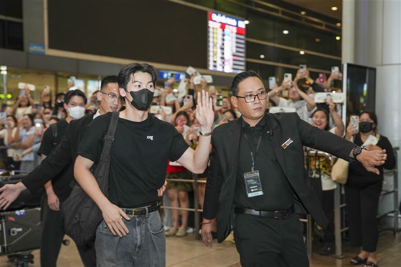 越南現場有大批粉絲來為許光漢接機。（圖／甲上娛樂提供）