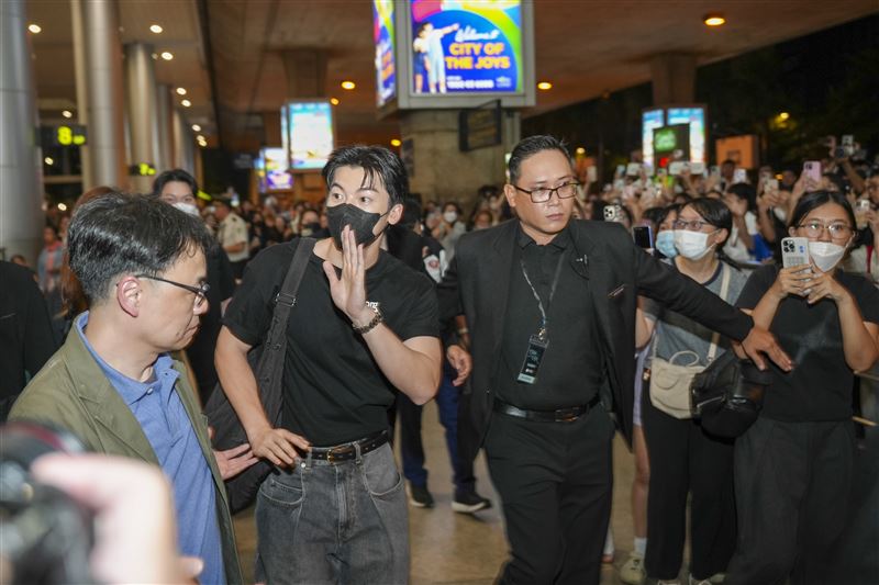 超過千名粉絲守候在機場，為許光漢高舉自製應援牌揮舞尖叫。（圖／甲上娛樂提供）