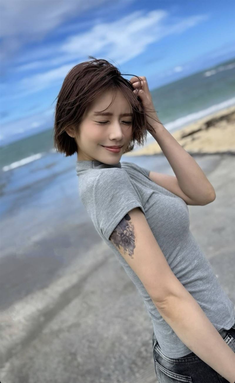 河北彩伽最近在社群PO照，右手手臂上疑似多了花瓣圖騰的刺青，被外界質疑犯了日本AV界的大忌。（圖／翻攝自河北彩伽IG）