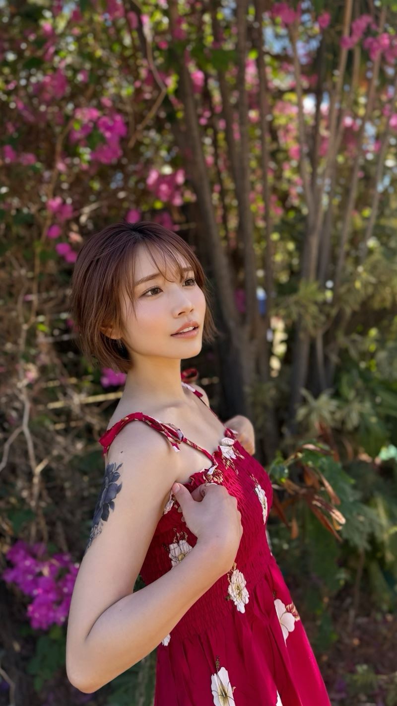 一劍浣春秋指河北彩伽受傷了，有傷疤導致顏色和其他皮膚不一樣，所以用「刺青貼紙」遮住。（圖／翻攝自河北彩伽IG）