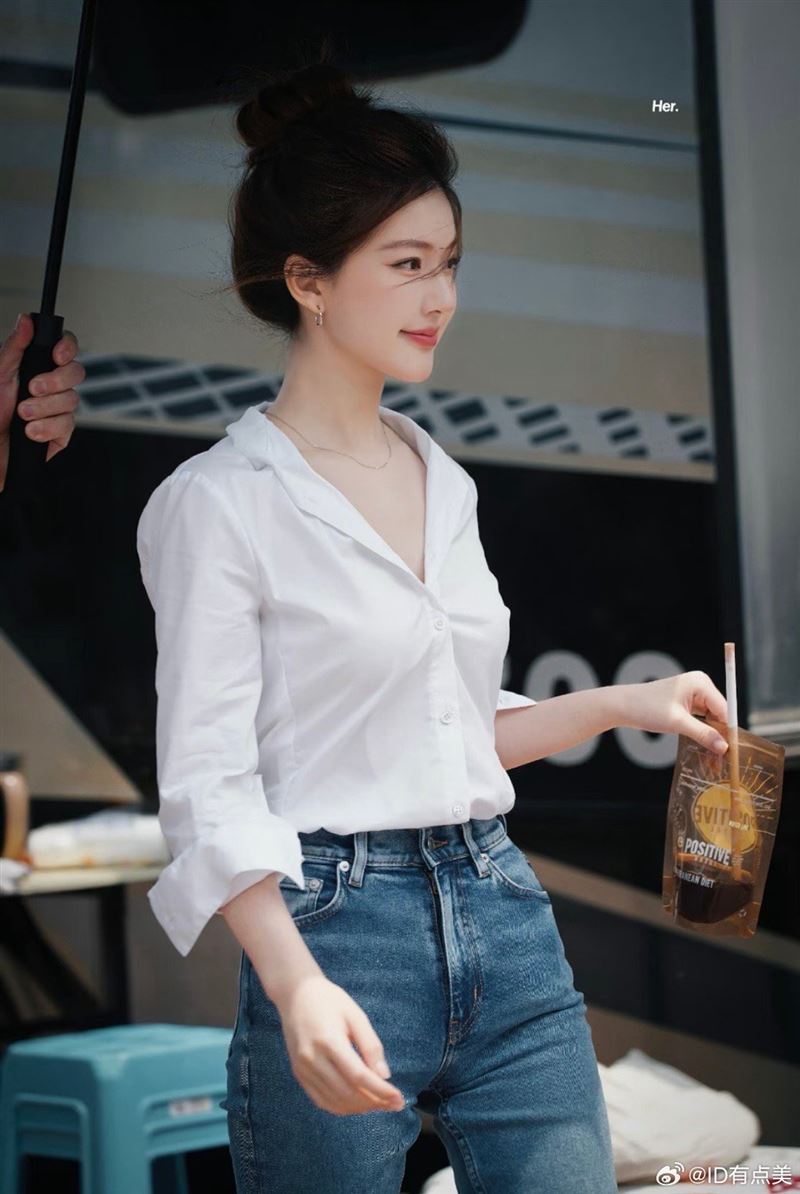 趙露思在新劇《許我耀眼》中有相當百變的造型圖片描述。（圖／翻攝自微博）