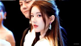 趙露思在新劇《許我耀眼》中有相當百變的造型。（圖／翻攝自微博）