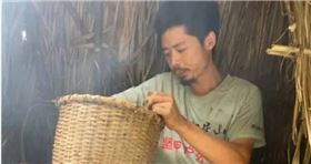 湖南懷化選手楊東東在張家界「七星山杯」極限荒野求生挑戰賽奪冠，抱回10萬元人民幣（約新台幣45萬元）獎金。（圖／極目新聞）