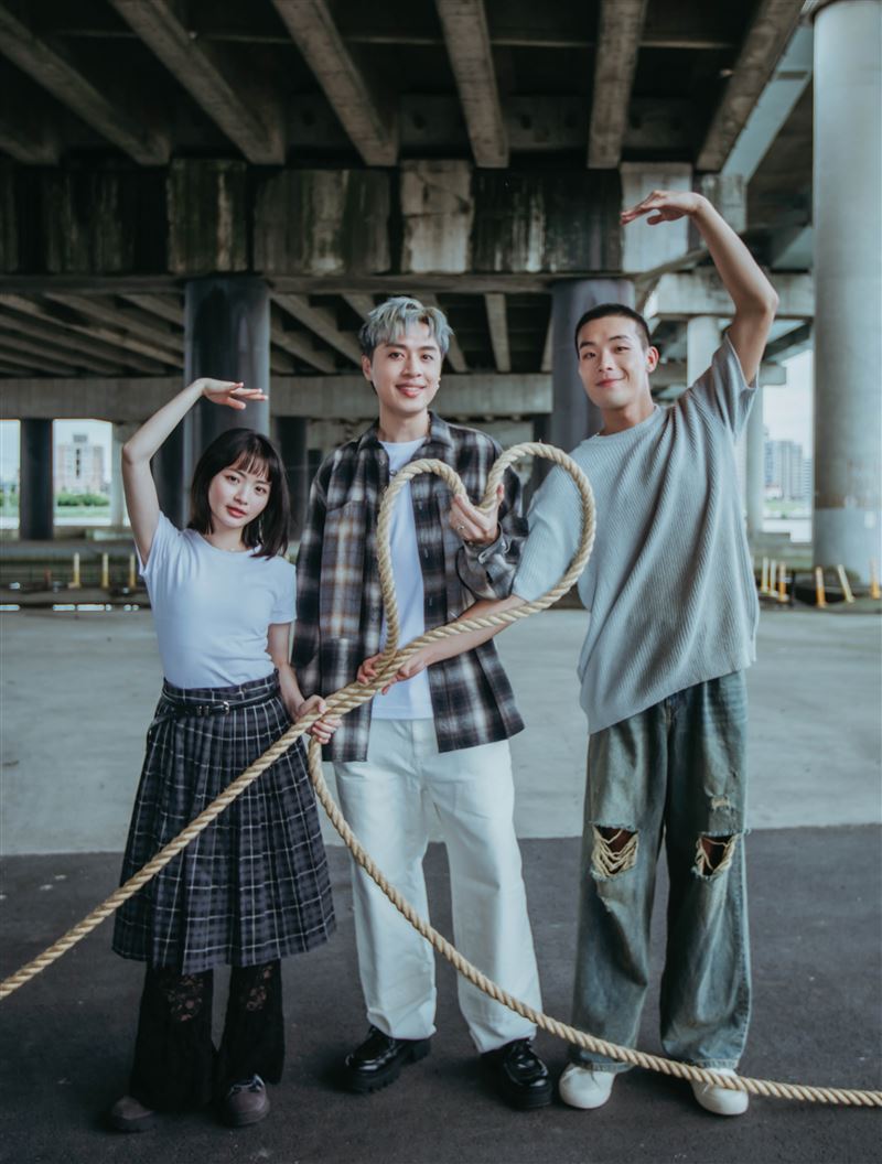 AP潘宇謙（中）〈最遠的距離〉MV找來牧森（右）及喬湲媛（左）主演。（圖／認可音樂提供）