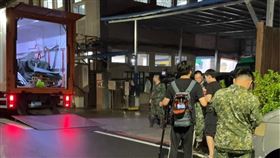 沈伯洋協調「12座沐浴車」深夜抵花蓮。（圖／翻攝自胡仁順臉書）