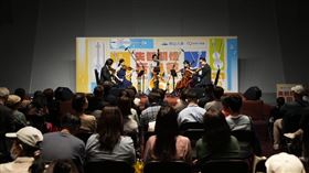 南山人壽舉辦「失智關懷音樂會暨回憶復刻相片展頒獎典禮」，以弦樂五重奏方式演奏知名老歌，帶來撫慰人心的力量。（圖／南山人壽）