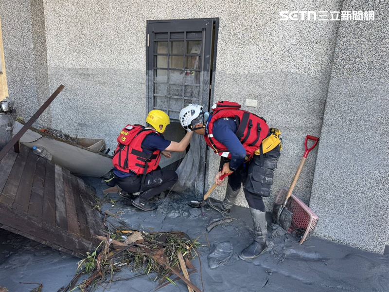 高雄特搜隊早上深入光復鄉和平街與中山路一帶，並配合搜救犬及空拍機等裝備進行搜索。（圖／翻攝畫面）