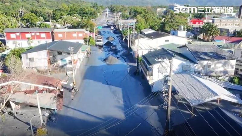花蓮縣「馬太鞍溪上游堰塞湖」於23日溢堤，大量泥水下沖光復鄉，造成嚴重災情。（圖／翻攝畫面）