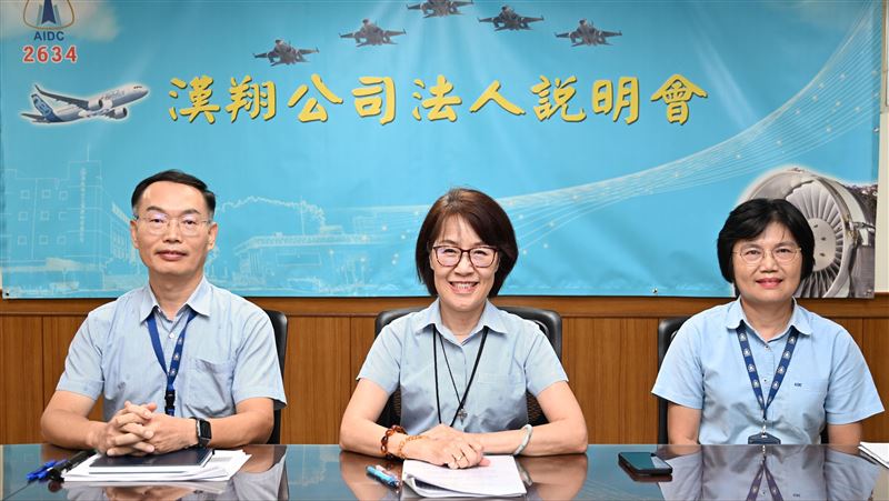漢翔第二季營收81億元、上半年156.8億元，受高教機延遲與美元走低影響，獲利略趨緩。公司加速交機並布局三大動能：國防方面擴大無人機與反制系統，搶攻國防部500億標案；民航事業持續取得歐美日大廠長單；能源領域以「電力島」儲能系統展現淨零實力。外資看好趨勢，漢翔首度入選「台灣百強」。漢翔公司線上法人說明會，由副總經理金懷生(中)率財務處長黃秀燕(右)及企業發展處長馬平駿(左)，（圖／漢翔提供）