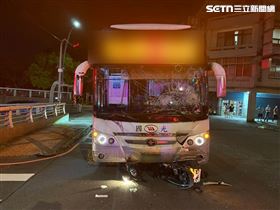 新/搶快！苗栗國光客運撞機車2大學生慘死（圖／翻攝畫面）