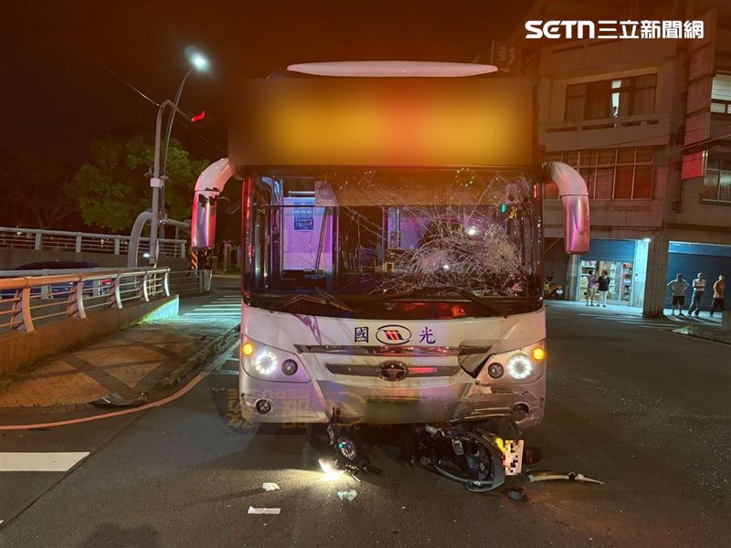 一輛國光客運行經路口時與機車猛烈相撞，機車上兩名就讀國立聯合大學的男大學生當場被撞飛，經送醫急救仍不幸身亡。（圖／翻攝畫面）