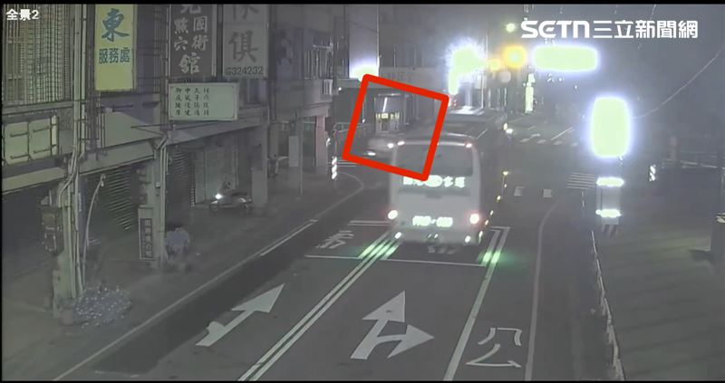 監視器畫面曝光，當時大學生方向疑似還沒由紅燈轉綠燈就起步，與國光客運擦撞。（圖／翻攝畫面）