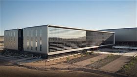 台積電宣布美國亞利桑那子公司人事異動，原任執行長王英郎將於10月1日卸任，由副總經理莊瑞萍接任並兼任董事。莊瑞萍具備逾30年半導體經驗，曾帶領團隊成功量產5奈米與4奈米製程，擁有52項專利。台積電強調，此次調整屬正常安排，亞利桑那廠建設與營運將持續推進。（圖／台積電提供） 