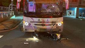 新/搶快！苗栗國光客運撞機車2大學生慘死（圖／翻攝畫面）